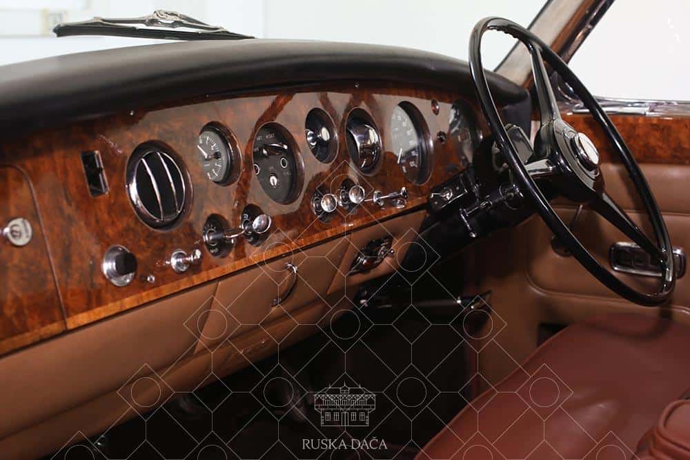 Armaturna plošča z volanom v Phantom VI Rolls Royce